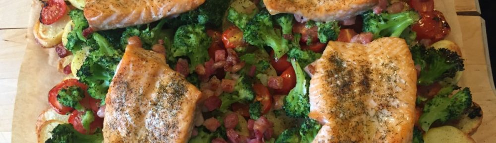 Zalm met broccoli, aardappelen en tomaatjes uit de oven